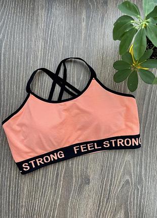Яскравий жіночий спортивний топ
