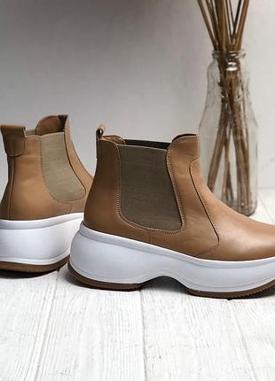Стильные ботинки челси из натуральной бежевой кожи на спортивной подошве