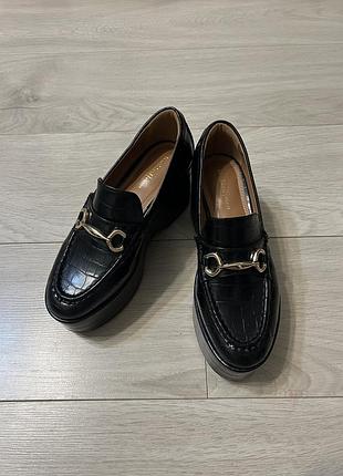 Супер стильні чорні лофери, чорні туфлі, шкіряні черевики, чорні туфлі на підборах, на платформі, шкіряні лофери, чорні чоботи шкіра