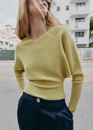 Трикотажний светр із v-подібним коміром