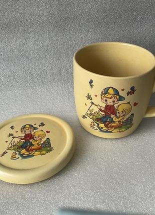Вінтажна дитяча чашка з кришкою