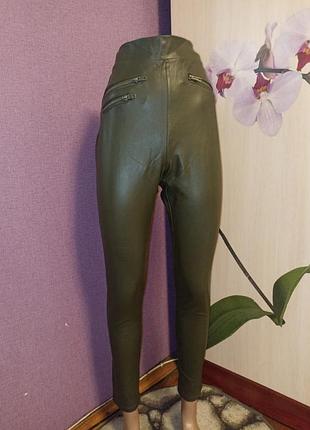 Фирменные, стрейчевые брюки в идеале!!!