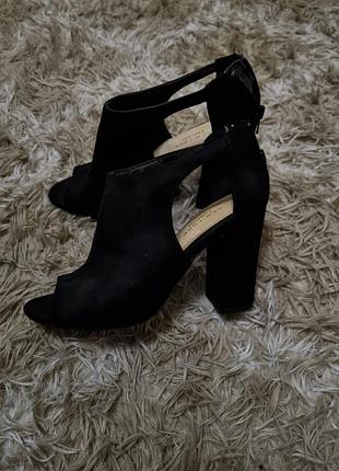 Туфлі на каблуку