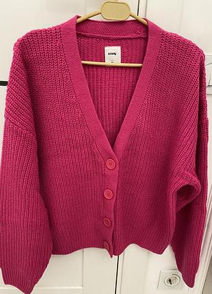 Рожевий кардиган без дефектів. підійде для повсякденного носіння. носився охайно.