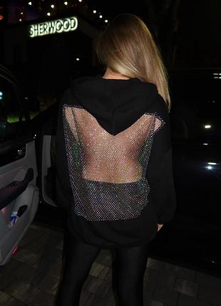 Худі, в якому деталі говорять за себе. мʼяка, якісна тканина, продуманий крій та акцентна спинка з мереживом і блискітками