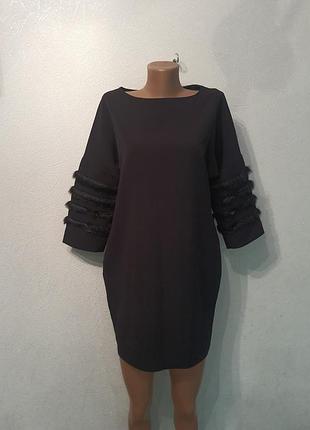 Черное платье с меховыми рукавами