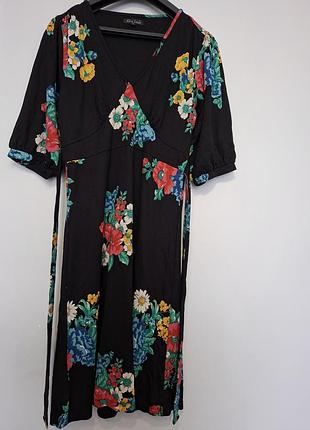 Черное платье с цветочным принтом