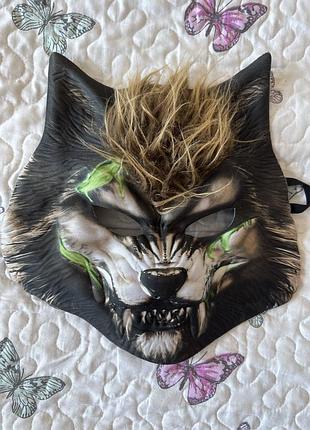 Латексна маска вовкулаки.