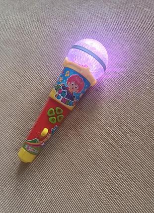 Детский микрофон, из которого хлопают песенки, из мультфильмов.