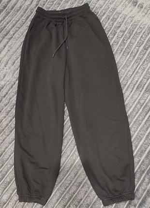 Спортивные штаны оверсайз от house 
свободная посадка, мягкий и плотный материал
размер м / подойдёт на рост 167-170
состояние идеальное 🙌🏽