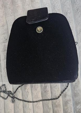 Черная бархатная сумка с цепочкой