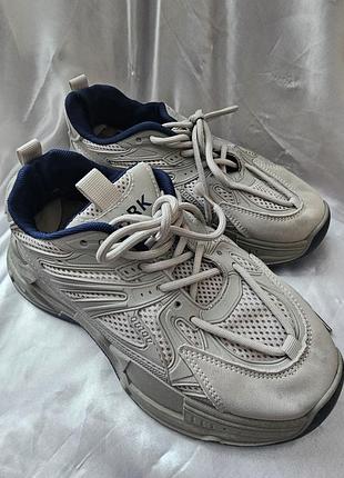 Кросівки  жіночі