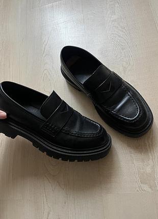 Лофери чорні шкіра