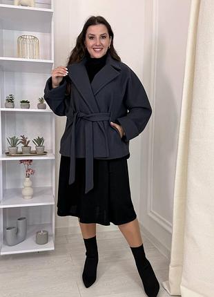 Кашемировое весеннее короткое женское пальто на запах с поясом