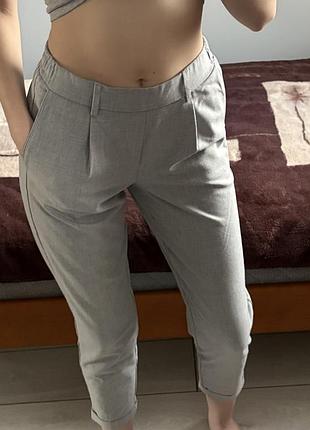 Сірі класичні штани брюки від bershka