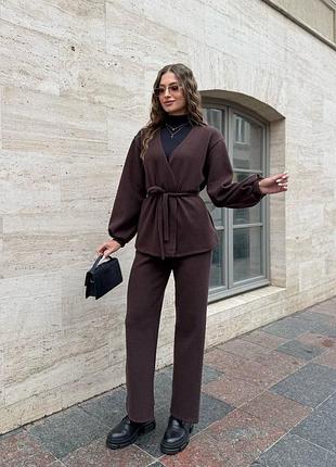 Зручний та елегантний брючний костюм