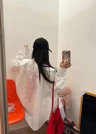 Белая рубашка оверсайз с вышивкой на спине