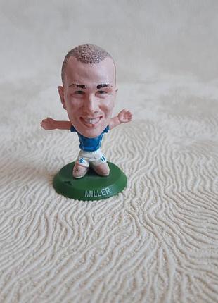 Колекційна фігурка футболіста кенні міллера (kenny miller) із серії soccer starz