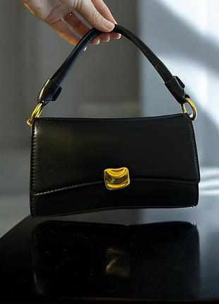 Жіноча сумка чорного кольору з довгим плечовим ремінем