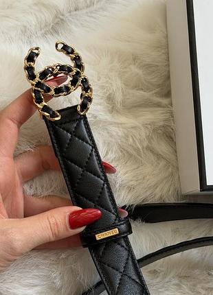 Ремінь з золотою пряжкою