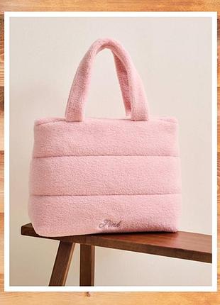 В наличии 🔥

сумка tote pink от victoria’s secret 
плюшева 😍
размер: 40 × 20 × 33 см