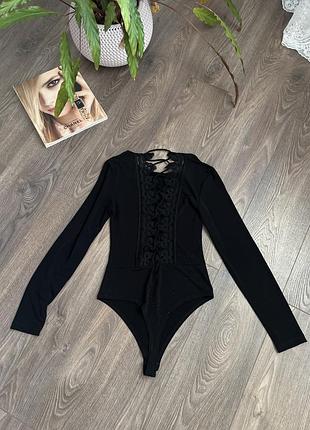 Стильне жіноче боді з довгим рукавом , декоровано мереживом по спині