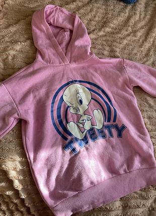 Толстовка рожевого кольору. на флісі