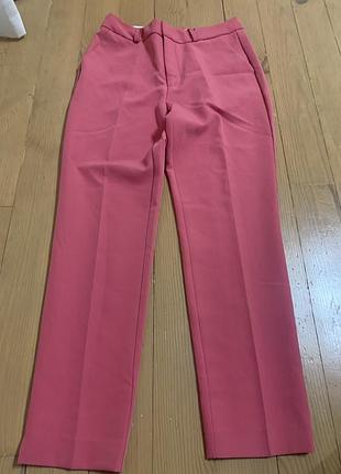 Рожеві класичні брюки stradivarius — елегантні та стильні, ідеальні для офісу, прогулянок або вечірніх образів. зручний крій підкреслює фігуру