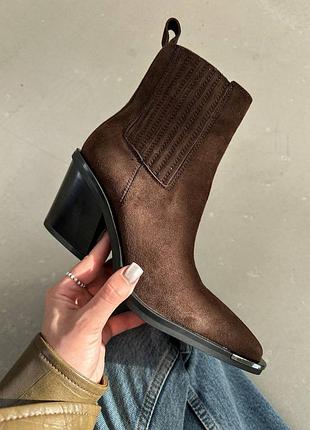 Шоколадні демісезонні замшеві козаки з металевим носиком без замочку