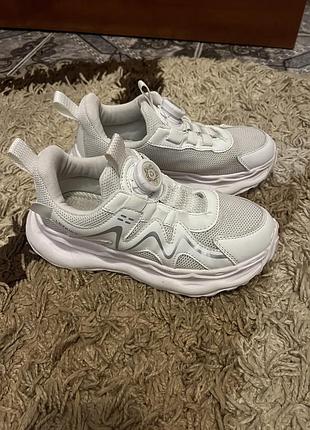 Кросівки  регулюються шнурівки круглою накруткою дуже зручно користуватися дитині