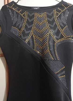 Платье приталенное вечернее фирмы "edge" с очень качественным креплением камушек, с плотной утяжной ткани