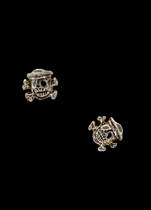Сережки-цвяшки, череп у береті, срібло.