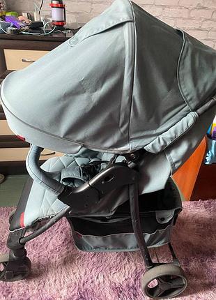 Продам каляску в гарному стані,все працює,є невеликі нюанси,трохи вигоріла криша,і внизу корзина з невеликим пятном.колір олива.