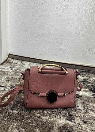 Нова, з штучної шкіри, дуже гарної якості. ідеально підійде для прогулянок або на кожен день. має стильний вигляд і пасує до будь-якого образу