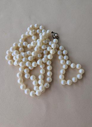Жемчужные бусы из жемчуга с серебряной застежкой.