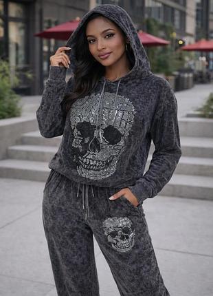 Трикажный костюм с аппликацией