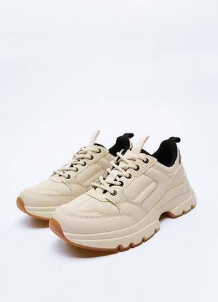 Кросівки жіночі