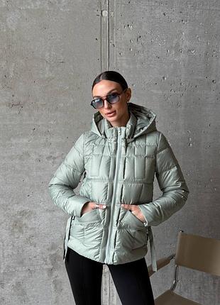 Весенняя куртка с карманами и капюшоном