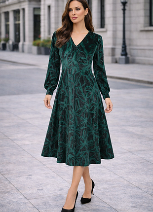 Зеленое веелюровое платье