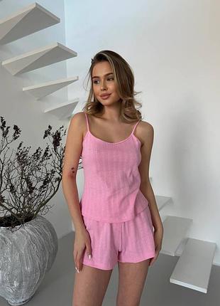 Женская розовая пижама: шорты и майка.