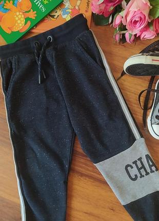 Классные спортивные теплые штаны nutmeg на 2-3 года .
