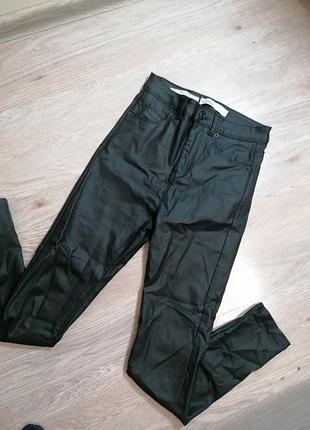 Брюки под кожу