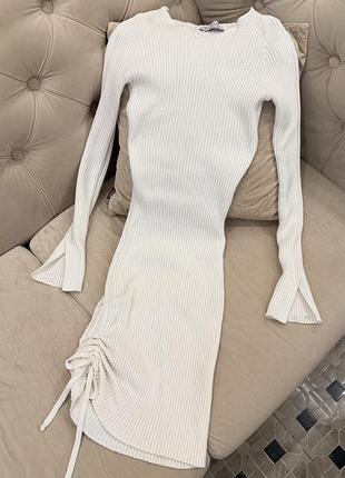 Платье вязаное, облегающее с затяжкой на ножке и разрезами на рукавах
