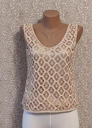 Майка бежевая с перфорирована на широких бретелях