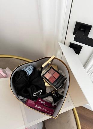 Подарунковий набір в формі серця для дівчини з трендовим наповненням