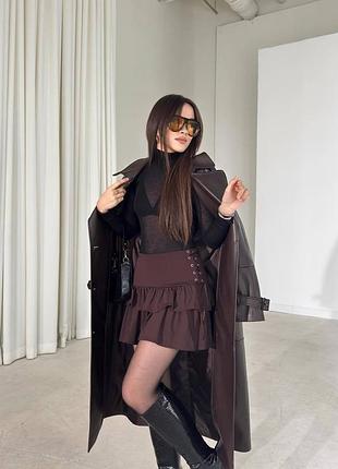 Жіноча шоколадна міні спідниця з воланами та люверсами