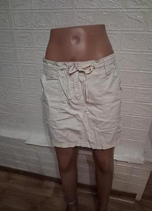 Коротка бежева спідниця з кишенями на зав'язках