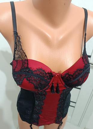 Бордовый с черным сатиновый корсет с кружевом и подвязками.