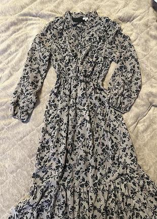 Довга жіноча сукня