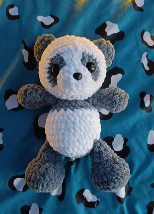 Вязаная панда - очаровательная игрушка ручной работы для детей.